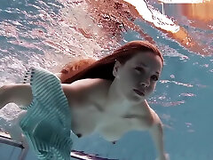 萨拉卡Ribkina美丽的身体在游泳池