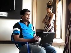 индийское леди босс заставляя сотрудника лизать ее киску