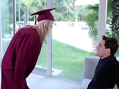 petite blonde ado belle-sœur avec des bretelles sexe avec beau-frère avant la remise des diplômes du lycée
