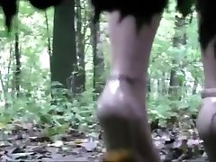 voyeur szpiegostwo i zapisuje dwie dziewczyny ślinią się w lesie