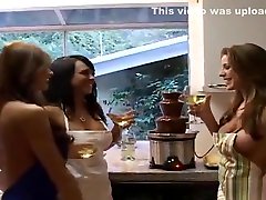 vidéo porno sur le vagin chauve avec kayla paige, mariah milano et lisa daniels