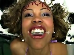 莱西Duvalle刷她的牙齿与jizm