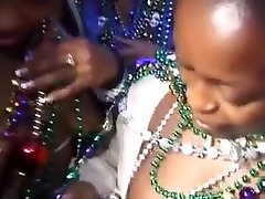 Chicks flash heavr tit for beads at Mardi Gras