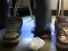 chaussures et chaussettes sous le bureau à lécole