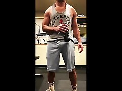 muscle dude gets huge erection at the gym!