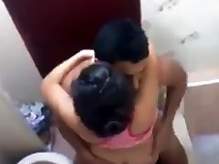 Amateurs fucking in the toilet