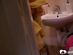 Solo blonde babe in the shaking make cum pleasures herself