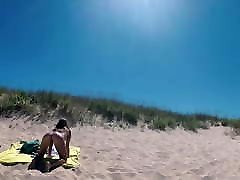 voyage nu-fille nue sur une plage publique doninos espagne