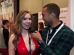 This Lucky Dude get to Interview Lena Paul in an AVN bokeo della vn Convention