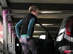 verzweifelte moom the teen pisst auf parkplatz