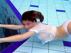 brunette aux gros seins babe zuzanna nager dans la piscine