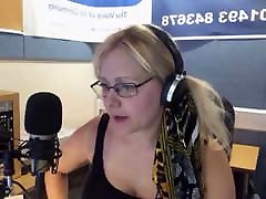 BLONDE charda hardy bohol scandal girl SHOWS japan hemail TIT CLEAVAGE