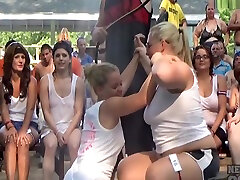 dilettante ragazze ottenere nudo per bagnato tshirt contest a un nudist resort festiva