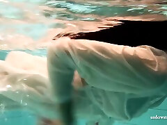 desnuda adolescente nena solo en piscina