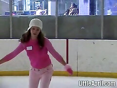 la petite april et sa performance en solo sur lanneau de patinage