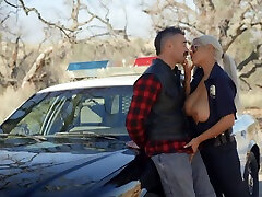 Sexiest police woman in violacin grupo Bridgette B is fucked by Charles Dera by the car