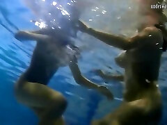 adolescentes y adolescentes solos nadando bajo el agua en la piscina