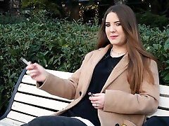 une fille russe passe sa pause déjeuner à fumer 3 cigarettes daffilée