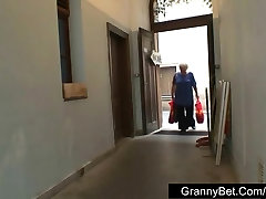 Raw booty shake sex with plump granny