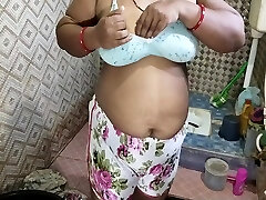 Hot awek malay pancut muka Bhabi Nude Show..and Boobs Massage...desi Bhabi Nude Bath In Bathroom