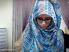 MuslimKyrah does movie porn sheyou Webcam Show wearing a Hijab at ArabianChicks