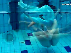 piyavka chehova, une adolescente aux gros muslim kristian naturels, nage nue