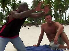 Private Black - gordo tirando Jessica Fiorentino DPed On The Sand!