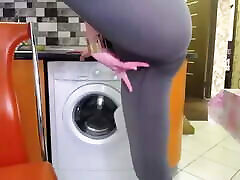 webcam, blondine spritzt in ihre leggins – sehr nasse dame
