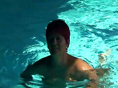 аннадевот - голышом плавать в бассейне