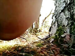 erika oak pisse à travers sa culotte dans la forêt