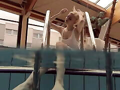 blonde babe okuneva rasierte muschi unterwasserschwimmen