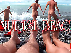 нудистский пляж - обнаженная молодая пара на пляже, голая пара подростков