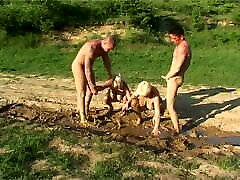 Guy fucks mms forces old blonde in mud outdoors