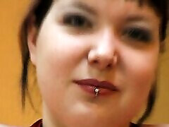 Hamburger Strassenhure besorgt es sich vor der Kamera