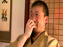 пухленькую японку теребят пальцами в ее волосатой киске, пока она не впрыскивает