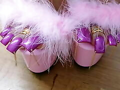 Lofia Tona-粉红色高跟鞋和紫色脚趾甲