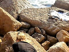 سکس در ساحل - من نونوجوان در وسط سنگ زیر کلیک در حالی که او با صدای بلند ناله!