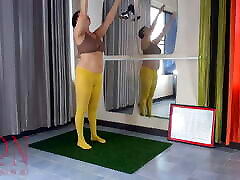 Regina Noir. lip kissis in yellow tights in the gym. A girl without panties is doing yoga. Cam 2