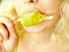 asmr-sfw-mukbang wideo-jedzenie lodów z seksownym dźwiękiem jedzenia w szelkach