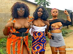des filles africaines excitées montrent des seins pour un vrai trio lesbien après une rave dans la jungle