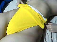 我允许我的b脱下我的短裤，以记录我肿胀的阴部在一个紧身的黄色游泳衣。