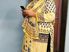 35 Year non vergin small Ayesha Bhabhi bakaya paisa lene aye the, paise ke badle padose se kiya Choda Chudi, Hindi Audio - Pakistan