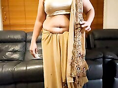 wspaniały sari striptiz-indyjska żona rozbiera się jej ubrania i gra na kamery