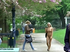 Naughty blonde babe zeigt Ihren nackten Körper in der öffentlichkeit