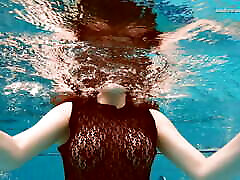 克罗地亚女孩灶神星在游泳池赤裸裸的
