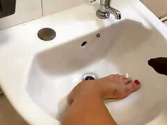 nemo sika na nogi w publicznej toalecie