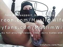echt geiler arabischer halal im schwarzen niqab masturbiert spritzende muschi zum orgasmus und sündigt gegen allah