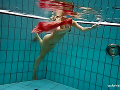 niesamowite busty babe pływa w basenie, a ona wygląda naprawdę fantastycznie