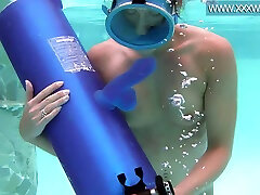 любительская похотливая шлюха с сочной попа плавает полностью обнаженной под водой