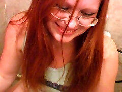 Redhead cute sexy girl in the mature psych room feel shy to piss on cam